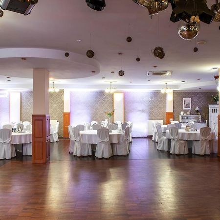 First Hotel تكيف المظهر الخارجي الصورة