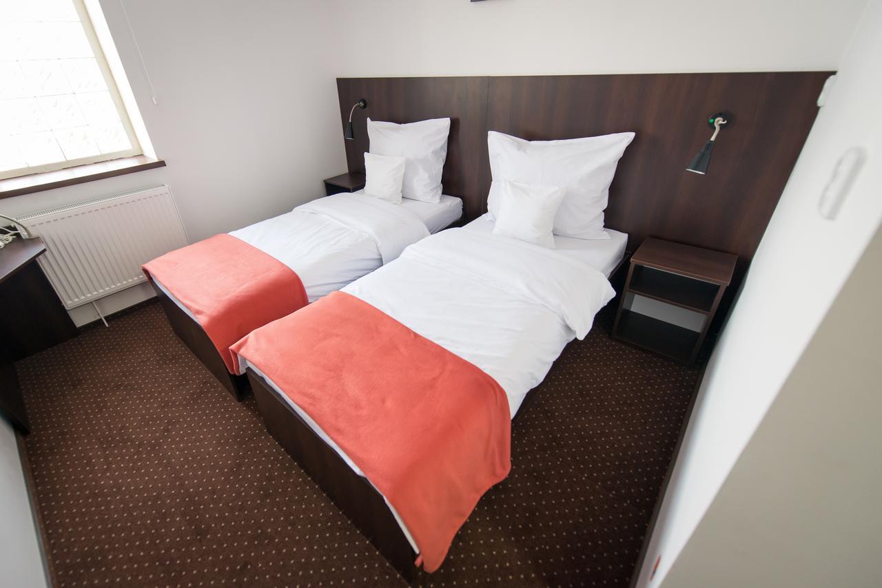 First Hotel تكيف المظهر الخارجي الصورة