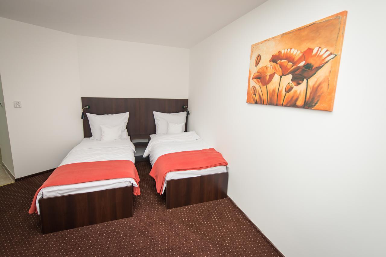 First Hotel تكيف المظهر الخارجي الصورة
