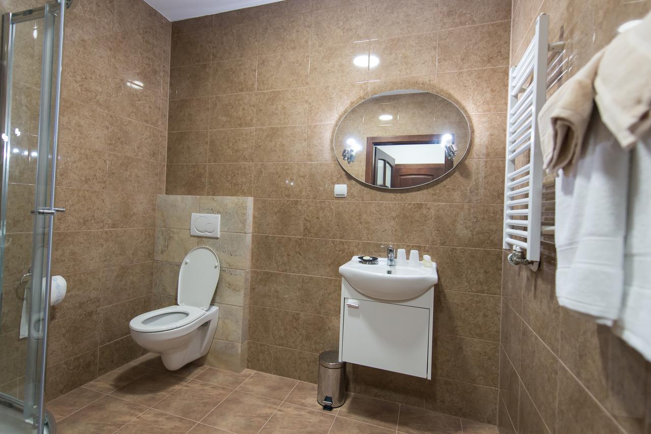First Hotel تكيف المظهر الخارجي الصورة