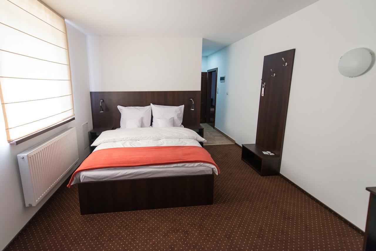 First Hotel تكيف المظهر الخارجي الصورة
