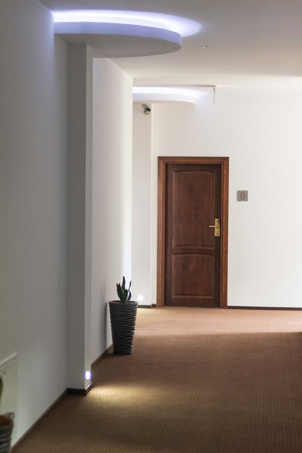 First Hotel تكيف المظهر الخارجي الصورة
