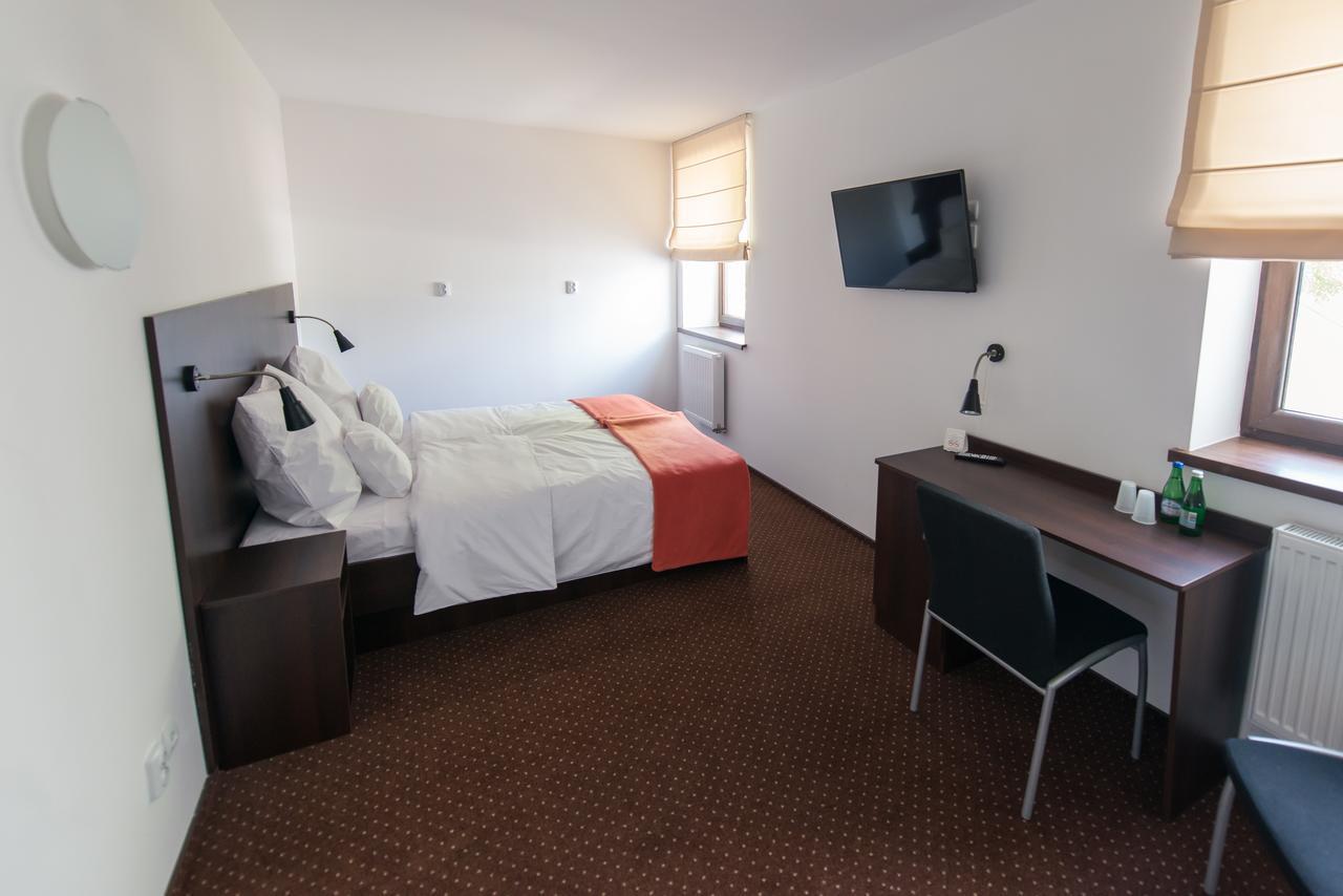 First Hotel تكيف المظهر الخارجي الصورة