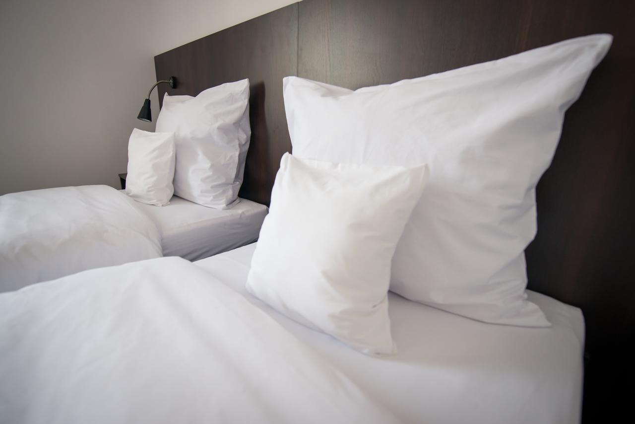 First Hotel تكيف المظهر الخارجي الصورة