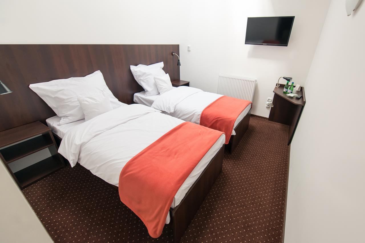 First Hotel تكيف المظهر الخارجي الصورة