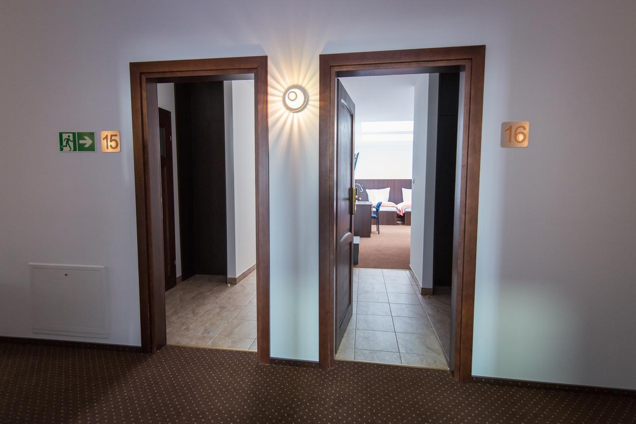 First Hotel تكيف المظهر الخارجي الصورة