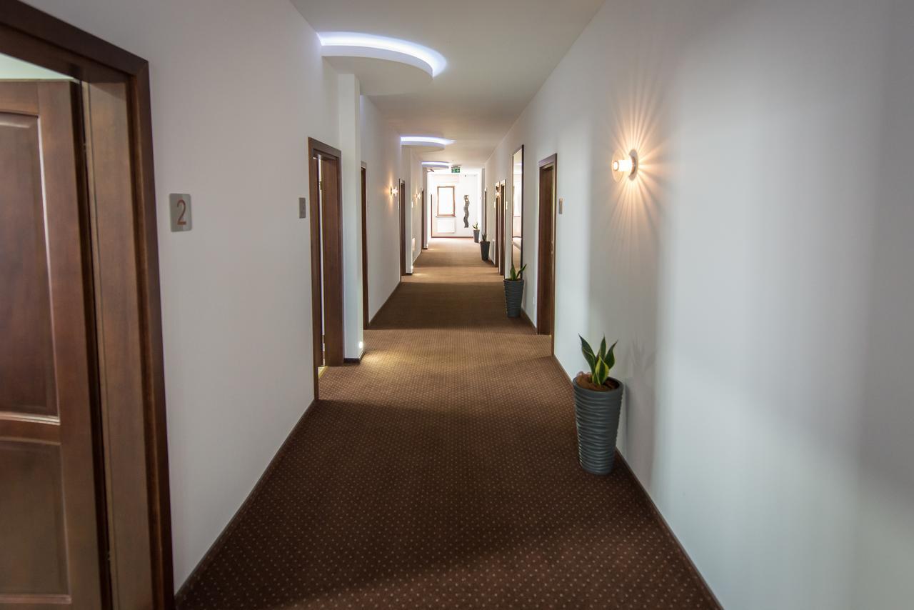 First Hotel تكيف المظهر الخارجي الصورة