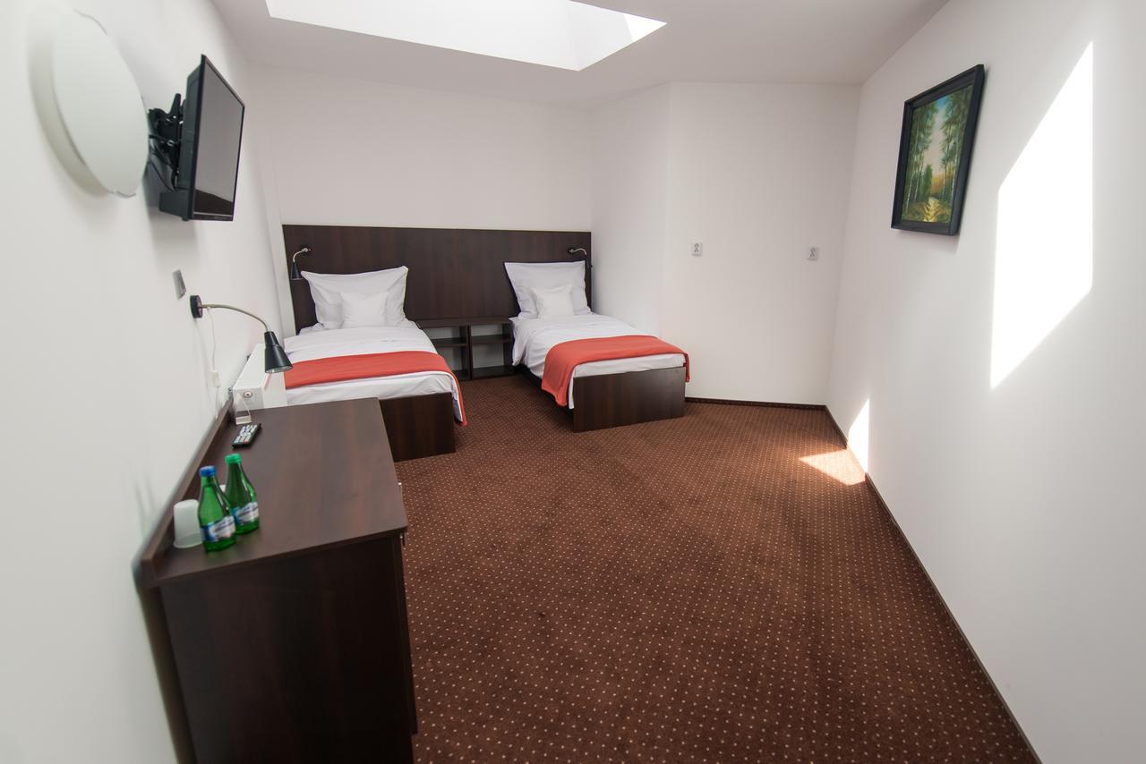 First Hotel تكيف المظهر الخارجي الصورة