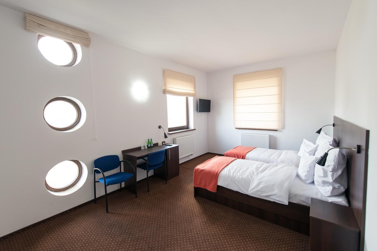 First Hotel تكيف المظهر الخارجي الصورة