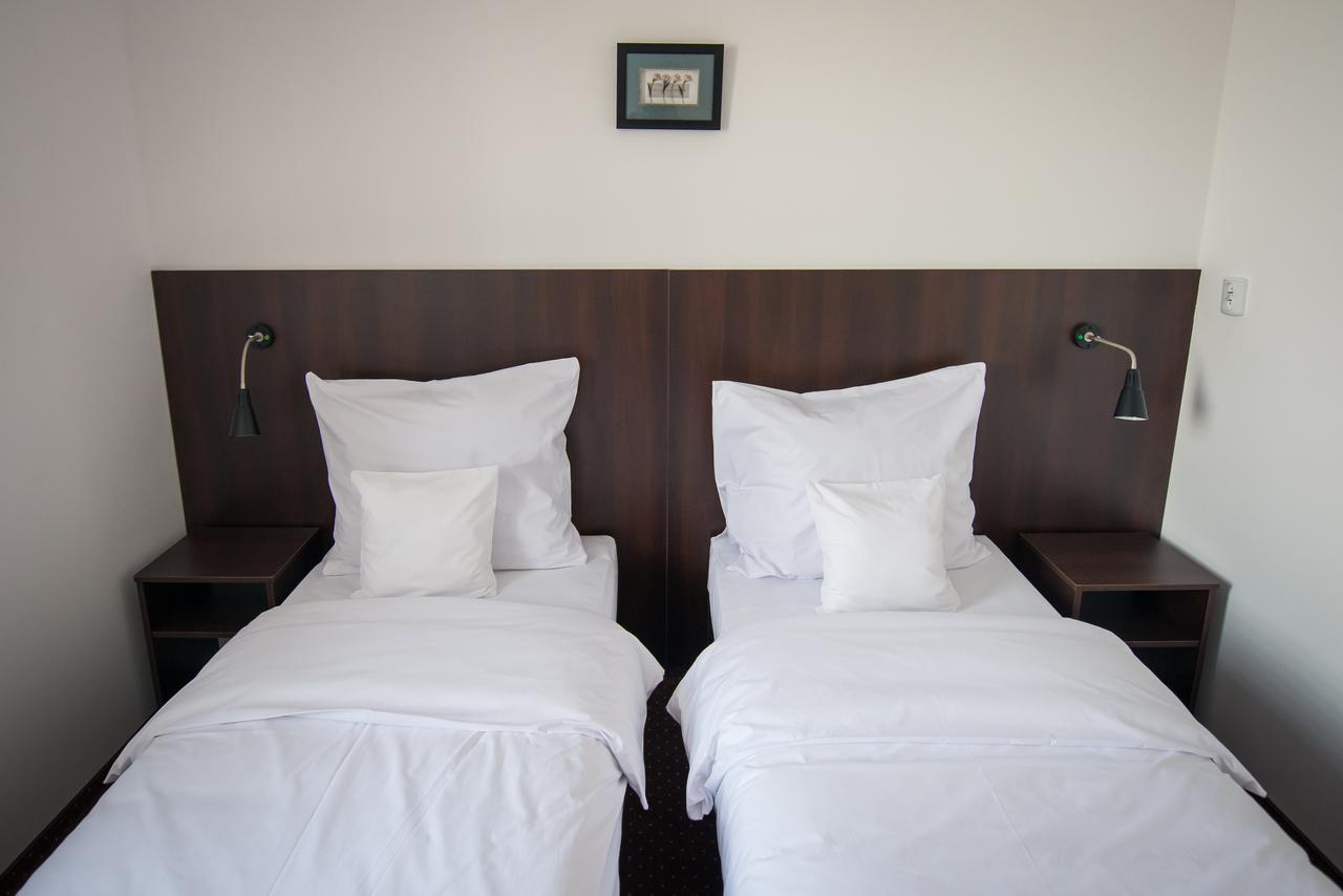 First Hotel تكيف المظهر الخارجي الصورة