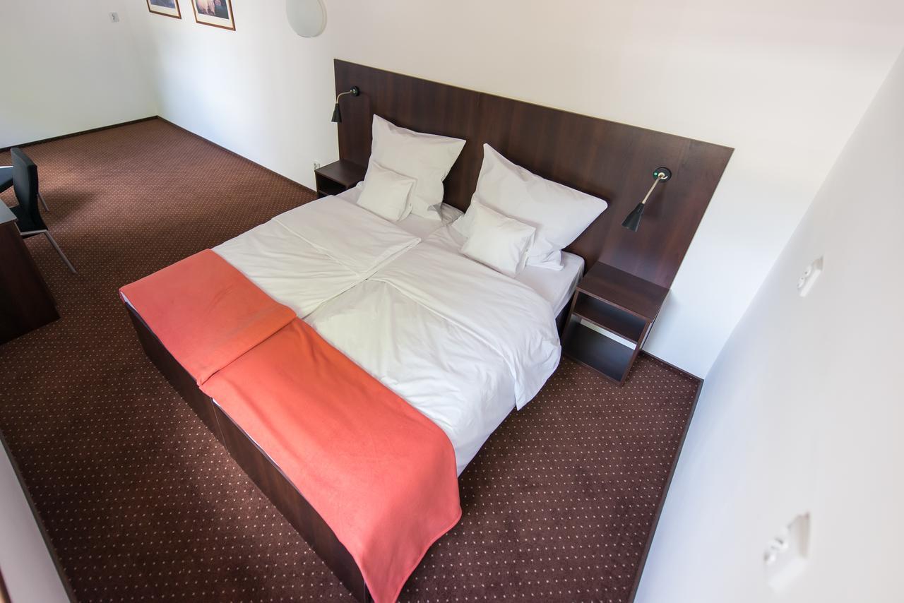 First Hotel تكيف المظهر الخارجي الصورة