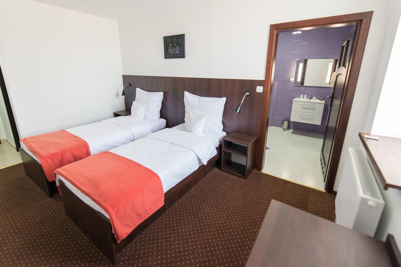 First Hotel تكيف المظهر الخارجي الصورة