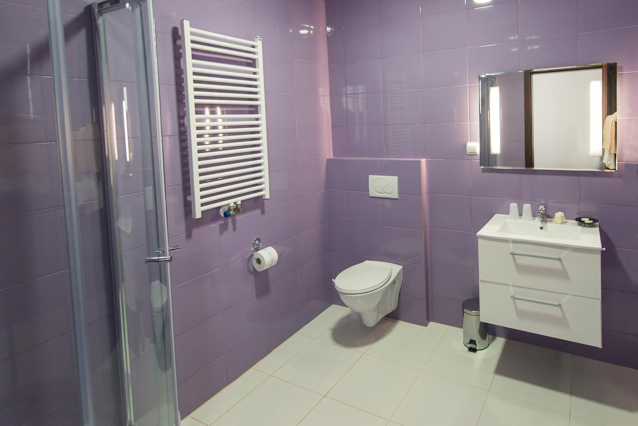 First Hotel تكيف المظهر الخارجي الصورة