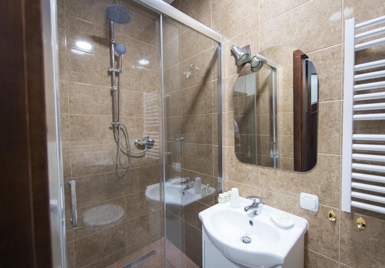 First Hotel تكيف المظهر الخارجي الصورة