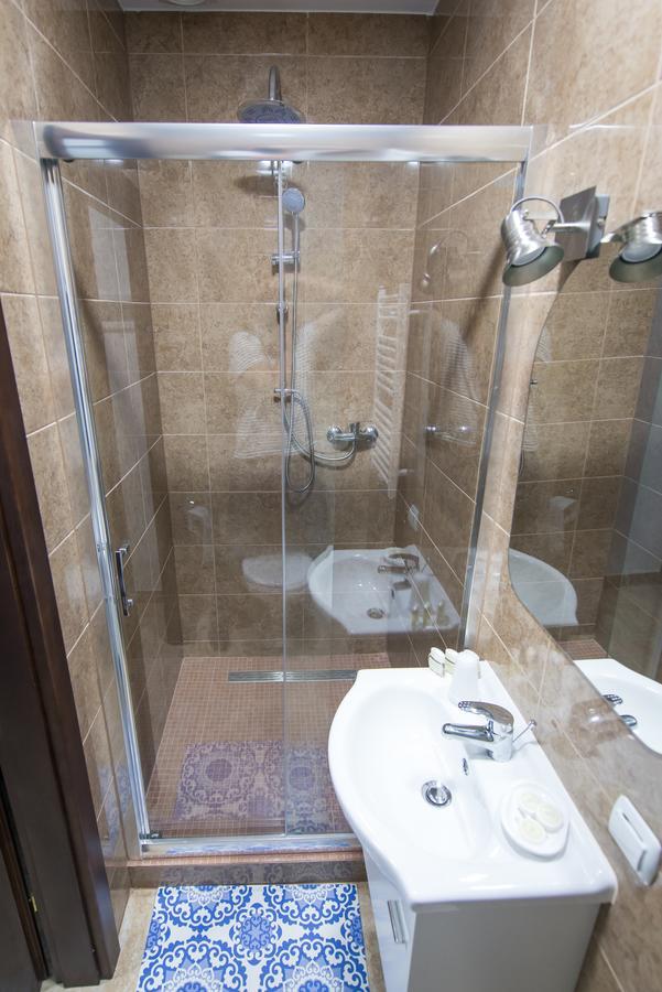First Hotel تكيف المظهر الخارجي الصورة