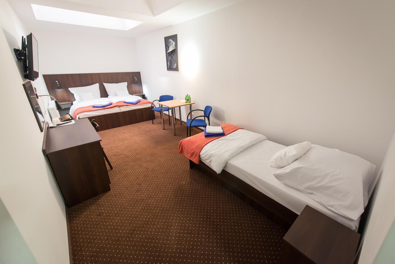 First Hotel تكيف المظهر الخارجي الصورة