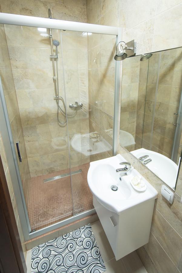 First Hotel تكيف المظهر الخارجي الصورة