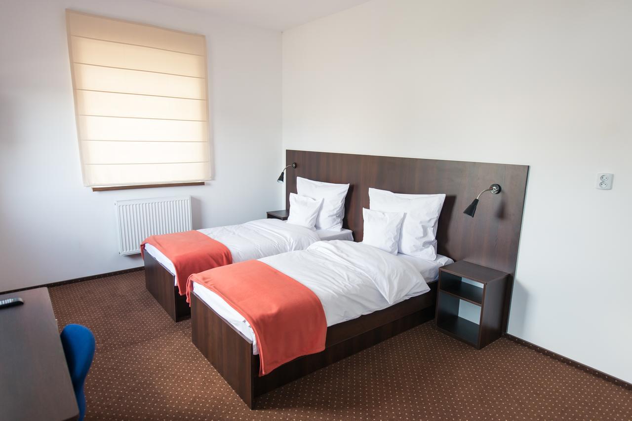 First Hotel تكيف المظهر الخارجي الصورة