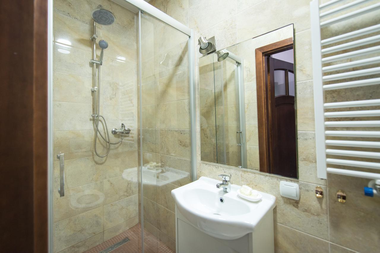 First Hotel تكيف المظهر الخارجي الصورة
