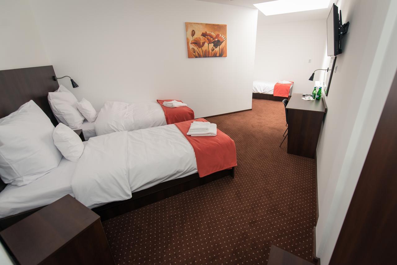 First Hotel تكيف المظهر الخارجي الصورة