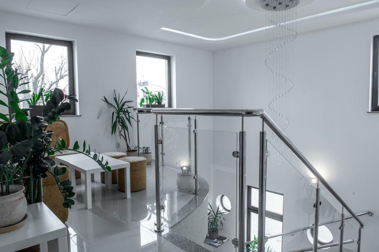 First Hotel تكيف المظهر الخارجي الصورة