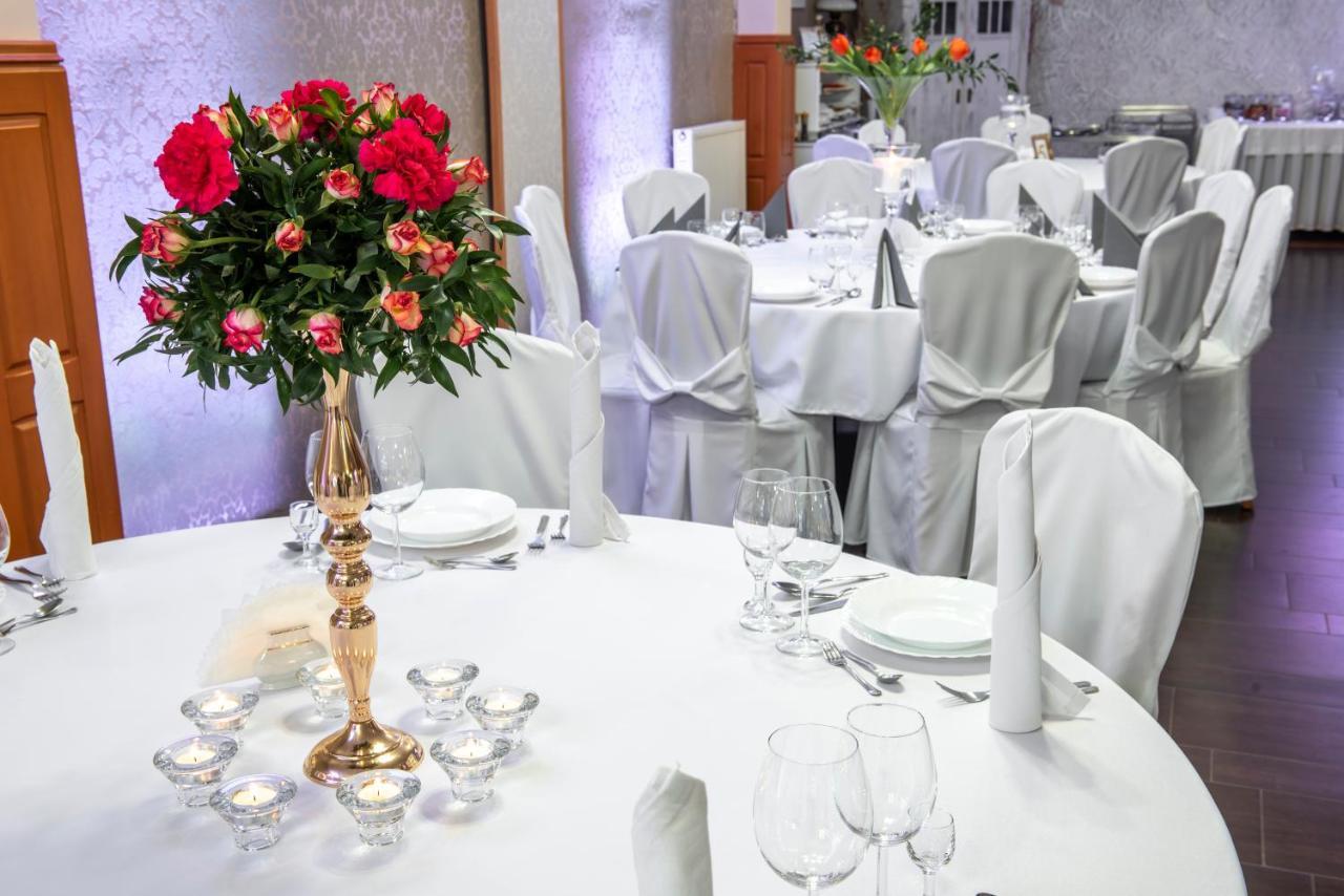 First Hotel تكيف المظهر الخارجي الصورة