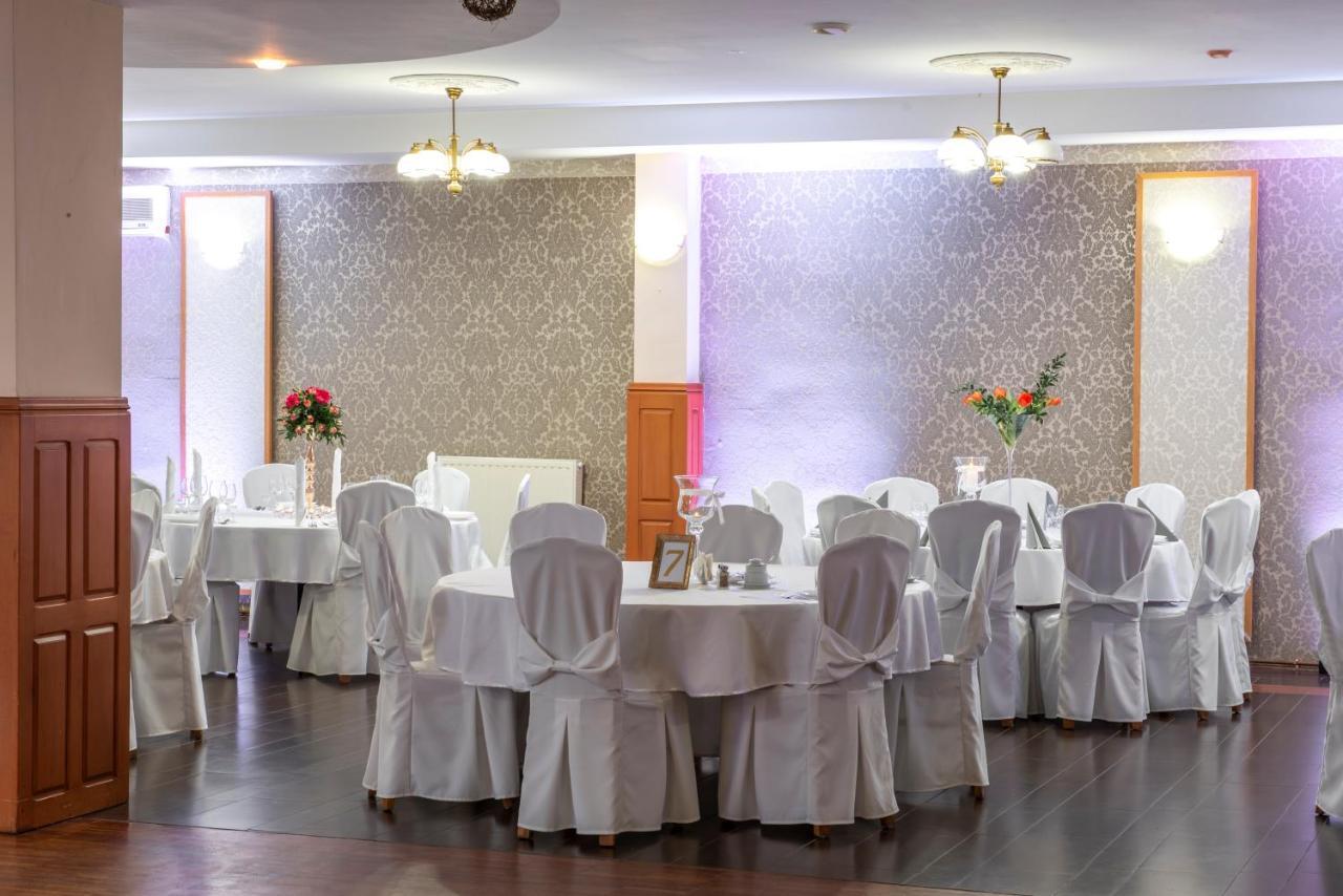 First Hotel تكيف المظهر الخارجي الصورة