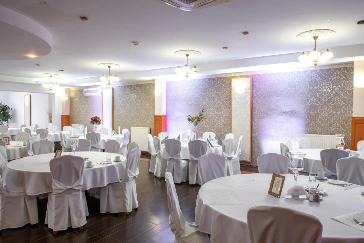First Hotel تكيف المظهر الخارجي الصورة