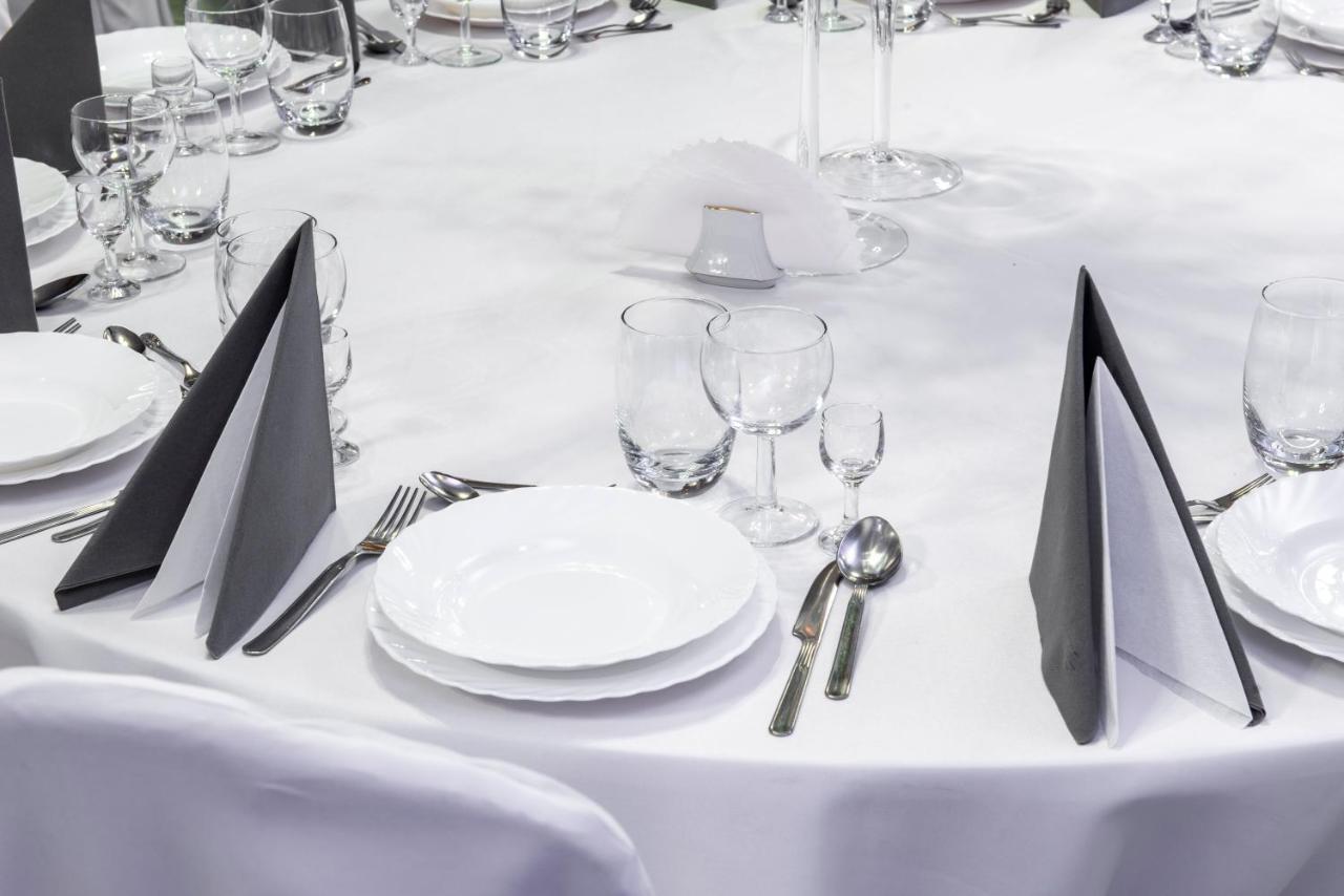 First Hotel تكيف المظهر الخارجي الصورة