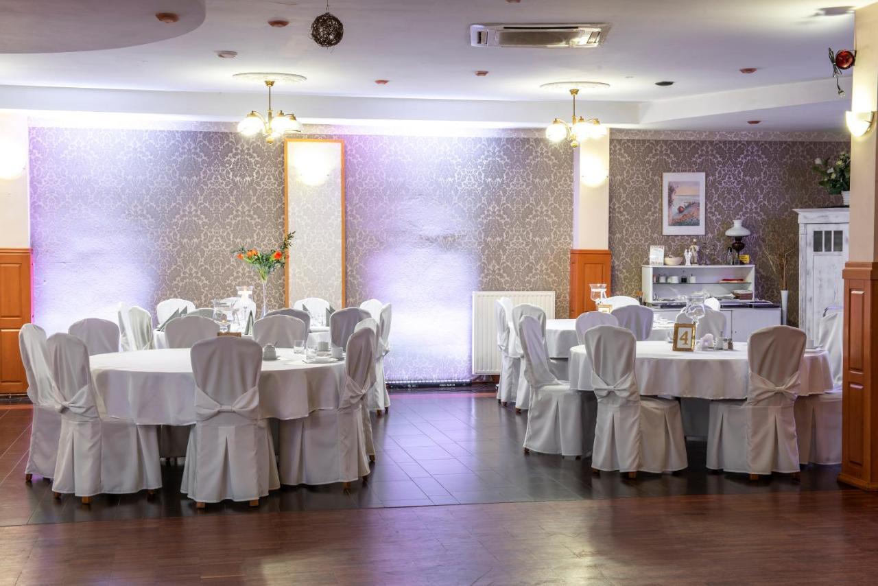 First Hotel تكيف المظهر الخارجي الصورة