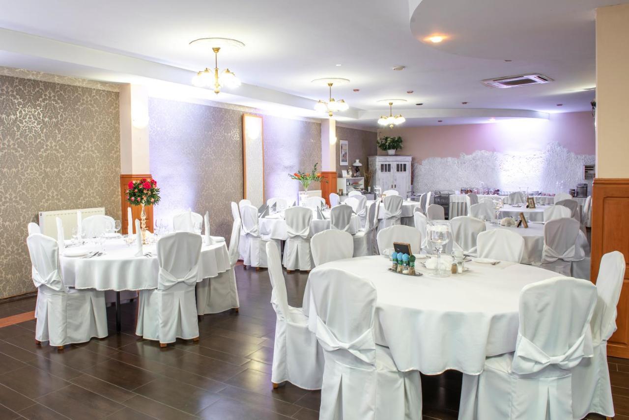 First Hotel تكيف المظهر الخارجي الصورة